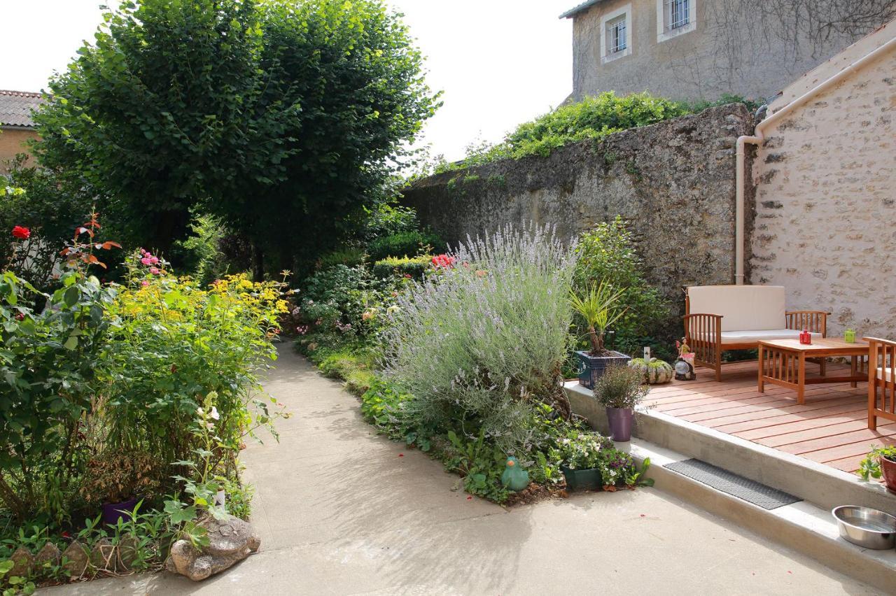 Bed and Breakfast La Loge Des Fees Latillé Exteriér fotografie